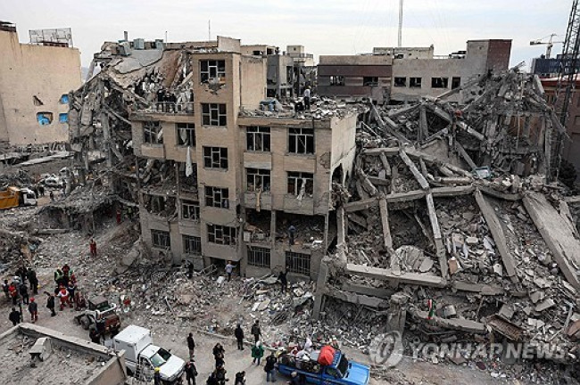 폭격으로 파괴된 테헤란의 주거단지에 모인 구조대원들