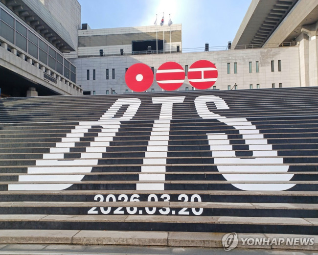 세종문화회관 중앙계단 BTS컴백 홍보물