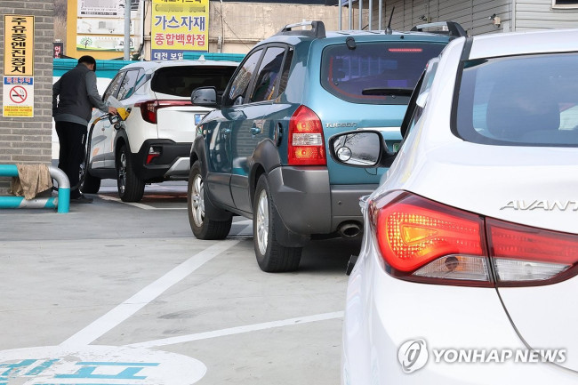 저렴한 주유소에 몰리는 차량 행렬