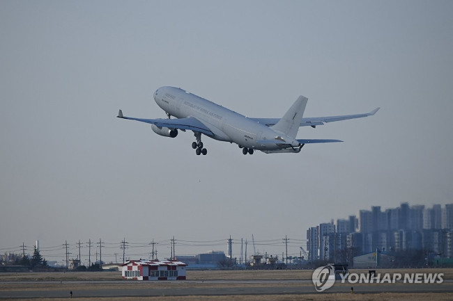 사우디로 향하는 공군 수송기