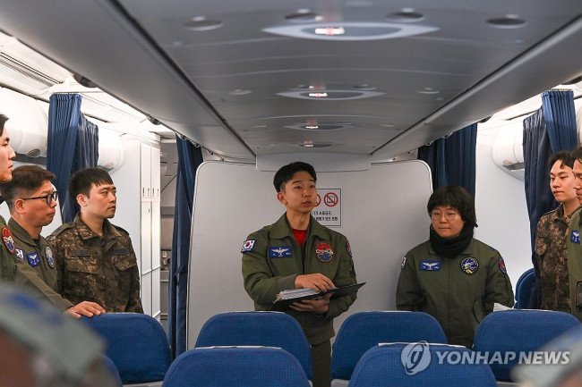 임무 브리핑하는 조종사