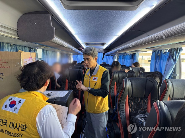 교민 귀국 돕는 대사관 직원들