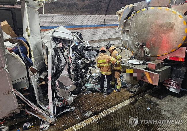 고속도로 터널서 차량 충돌