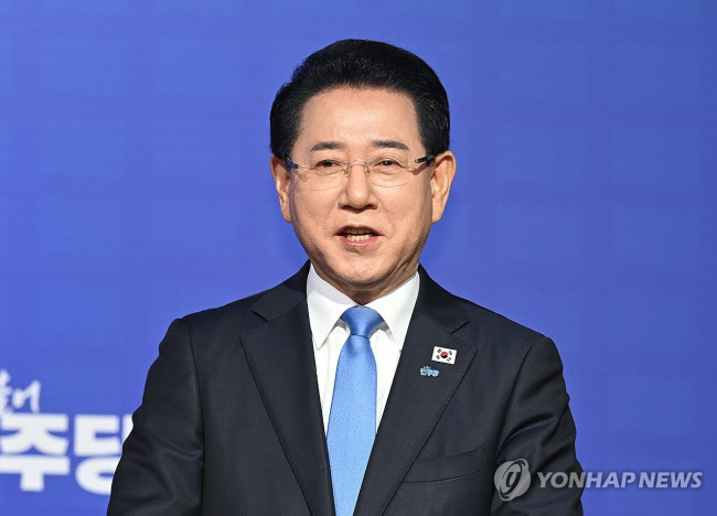 토론회에서 발언하는 김영록 후보